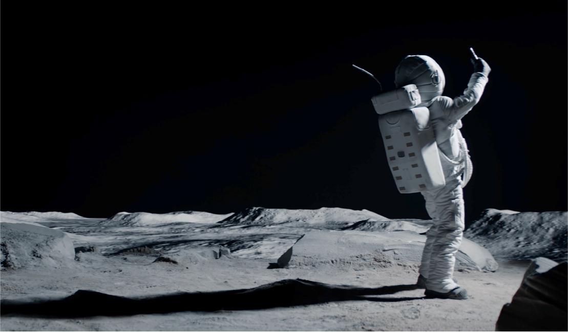 Un astronaute essaye de capter du réseau avec son téléphone